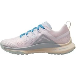 Nike React Pegasus Trail 4 Trailrunning Schoenen Dames - Pearl Pink/wolf Grey-football Grey DJ6159-600 -Mode Schoenen nike react pegasus trail 4 womens trail running shoes pearl pink wolf grey football grey dj6159 600 1 1415217